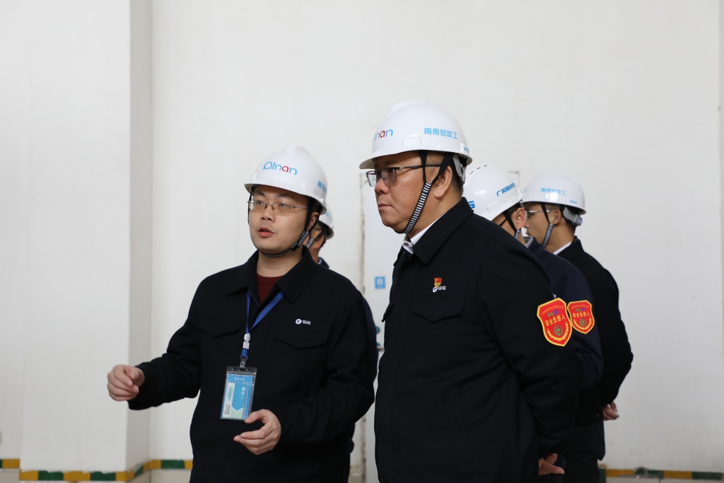 韦强董事长在熔铸制造中心检查安全工作